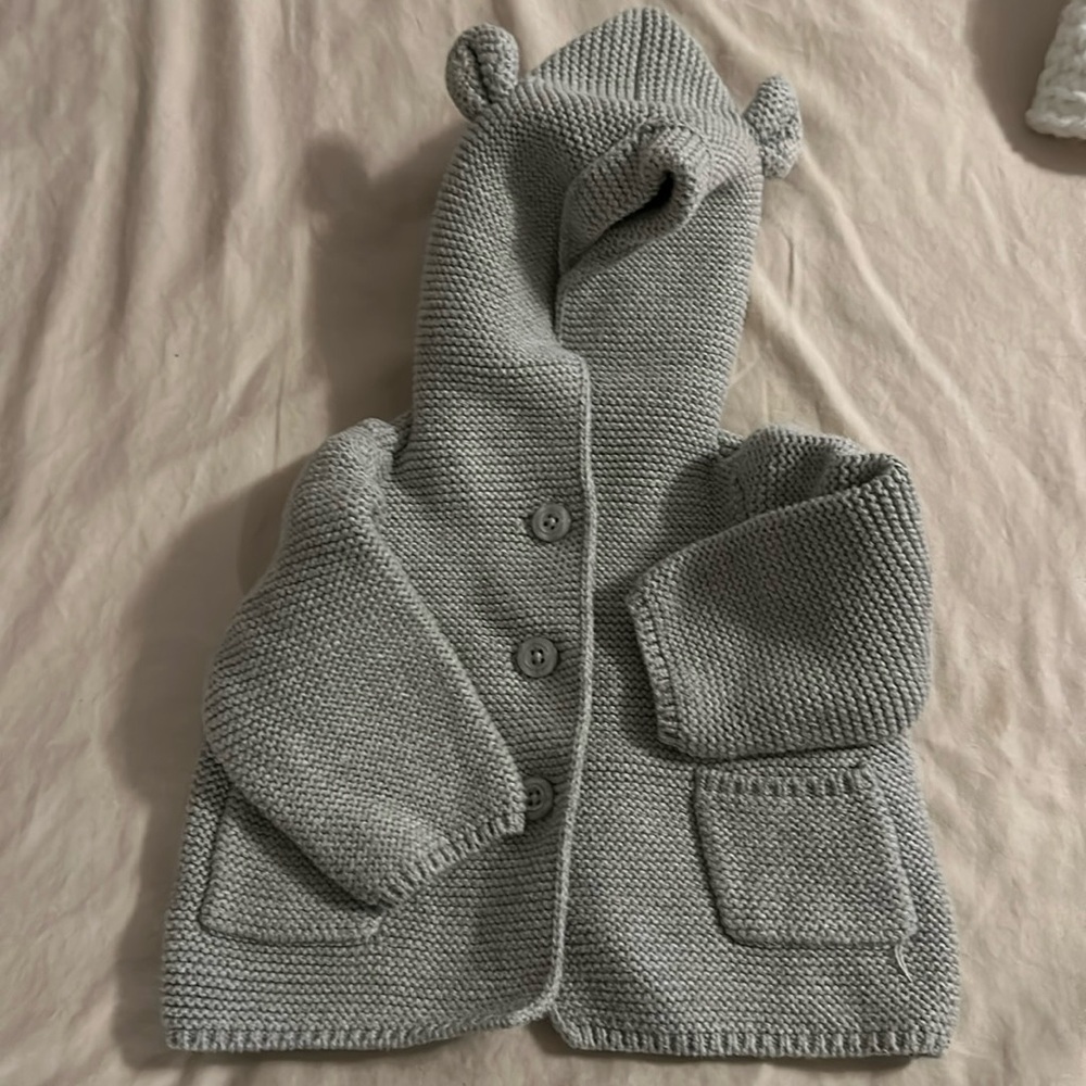 Gap sweater 3 to 6 months